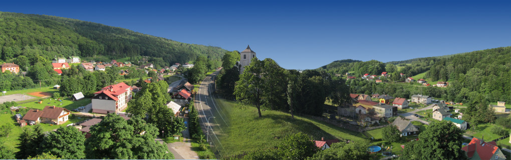 Panorama z věže kostela do údolí Horního Maršova